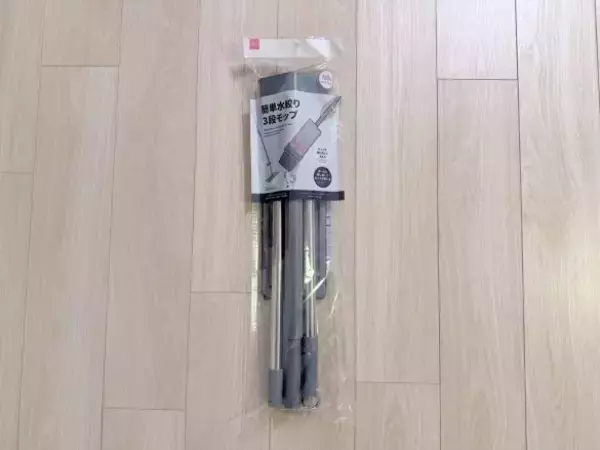 「思わず声が出た」ダイソーの“100円じゃないモップ”で掃除効率が格段にアップ！ 水拭きのラクさは想像以上