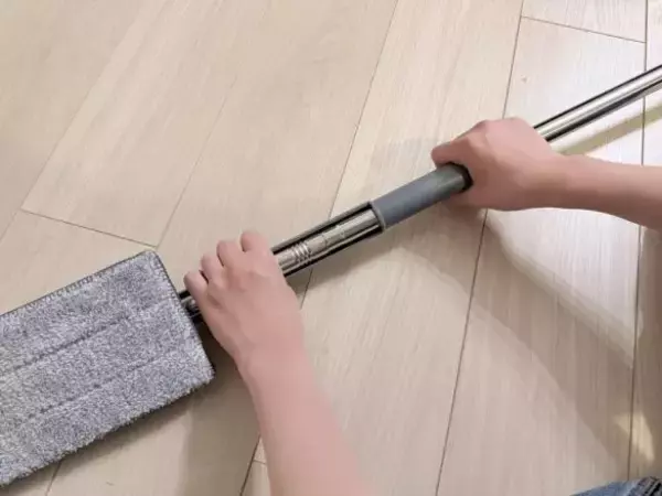 「「思わず声が出た」ダイソーの“100円じゃないモップ”で掃除効率が格段にアップ！ 水拭きのラクさは想像以上」の画像