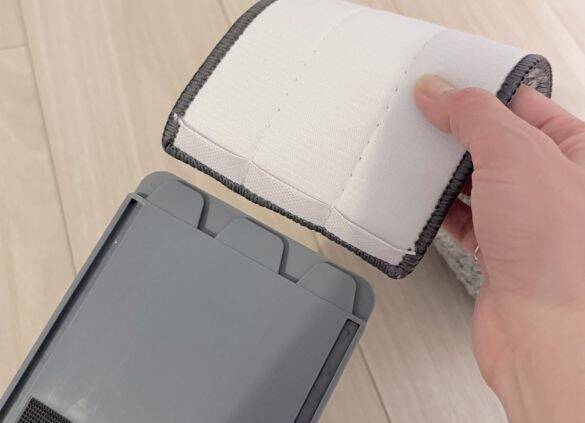 「思わず声が出た」ダイソーの“100円じゃないモップ”で掃除効率が格段にアップ！ 水拭きのラクさは想像以上