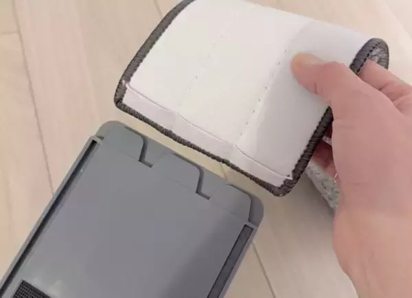 「「思わず声が出た」ダイソーの“100円じゃないモップ”で掃除効率が格段にアップ！ 水拭きのラクさは想像以上」の画像