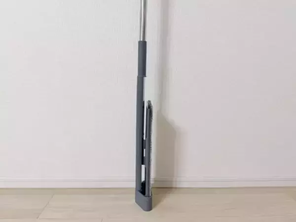 「「思わず声が出た」ダイソーの“100円じゃないモップ”で掃除効率が格段にアップ！ 水拭きのラクさは想像以上」の画像