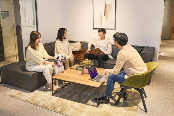 「まじめな会議を横目に柴犬を吸う」愛犬と出勤できる会社が羨ましすぎるっ！社長を直撃