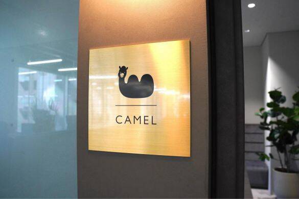 「まじめな会議を横目に柴犬を吸う」愛犬と出勤できる会社が羨ましすぎるっ！社長を直撃