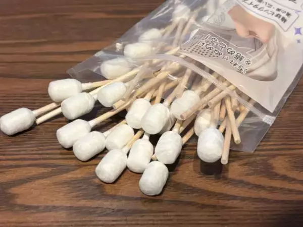 「年末、家じゅうの“すきま汚れ”が一気に落ちる気持ちよさ…！ 100均「すきま掃除用綿棒」が、1本2円なのに優秀すぎた」の画像