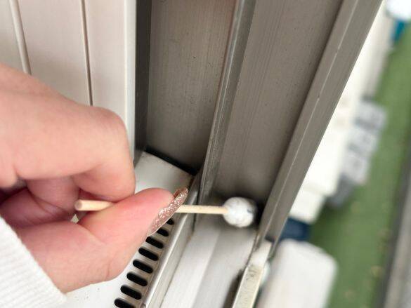 年末、家じゅうの“すきま汚れ”が一気に落ちる気持ちよさ…！ 100均「すきま掃除用綿棒」が、1本2円なのに優秀すぎた