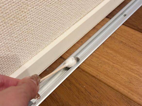 年末、家じゅうの“すきま汚れ”が一気に落ちる気持ちよさ…！ 100均「すきま掃除用綿棒」が、1本2円なのに優秀すぎた