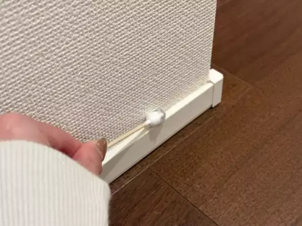 「年末、家じゅうの“すきま汚れ”が一気に落ちる気持ちよさ…！ 100均「すきま掃除用綿棒」が、1本2円なのに優秀すぎた」の画像