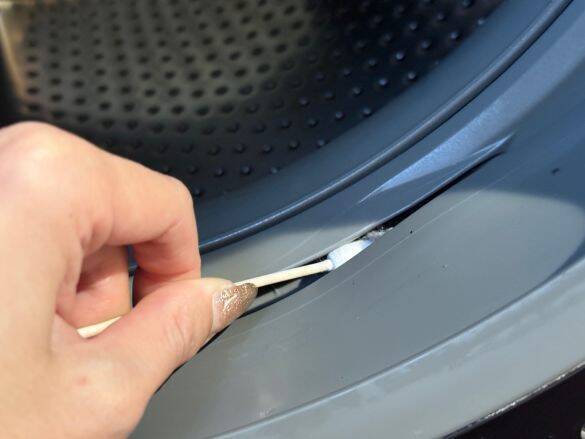 年末、家じゅうの“すきま汚れ”が一気に落ちる気持ちよさ…！ 100均「すきま掃除用綿棒」が、1本2円なのに優秀すぎた