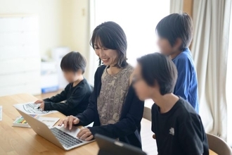 「AIってなんで電気を使うの？」子どもの素朴な疑問にどう答える？AIを使い倒す3児ママの“納得の回答”