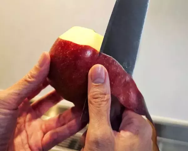 「絶対やってはいけない“リンゴの食べ方” 。健康＆美容メリットを3分で引き出すひと手間とは」の画像