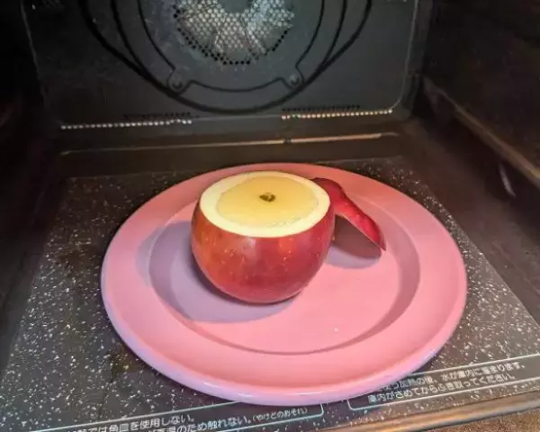 「絶対やってはいけない“リンゴの食べ方” 。健康＆美容メリットを3分で引き出すひと手間とは」の画像