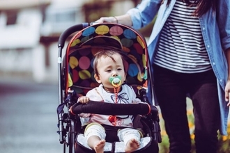 バスで泣き叫ぶ娘に「うるさい！」と怒号。若い女性にトントンと肩を叩かれ…／子育て人気記事BEST