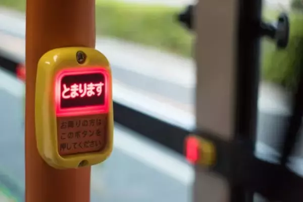 「バスで泣き叫ぶ娘に「うるさい！」と怒号。若い女性にトントンと肩を叩かれ…／子育て人気記事BEST」の画像