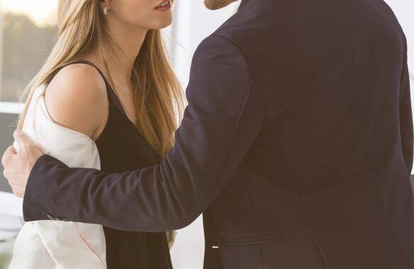 なぜ？妻と楽しく海外旅行のはずが…出国審査で不倫がバレて地獄に／結婚人気記事BEST