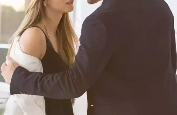 「なぜ？妻と楽しく海外旅行のはずが…出国審査で不倫がバレて地獄に／結婚人気記事BEST」の画像