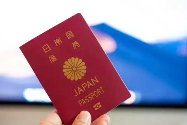 「なぜ？妻と楽しく海外旅行のはずが…出国審査で不倫がバレて地獄に／結婚人気記事BEST」の画像