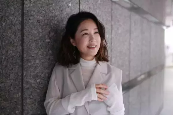 「「ようやく“社会人としてスタート”した」65歳・ベテラン女優が“年齢で役が減る”業界で打ち破りたいこと」の画像