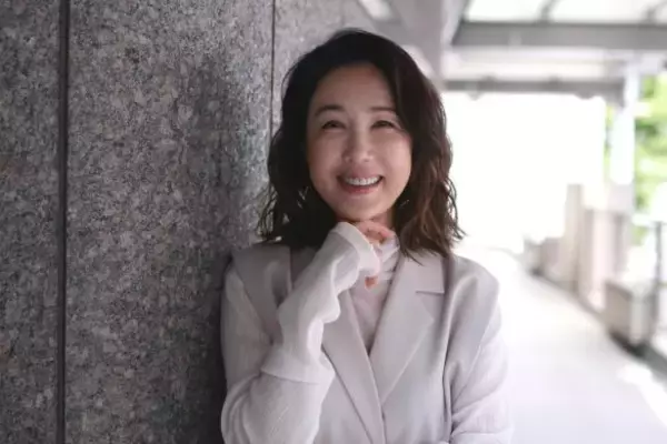 「「ようやく“社会人としてスタート”した」65歳・ベテラン女優が“年齢で役が減る”業界で打ち破りたいこと」の画像