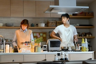 “勝男”竹内涼真はなぜ「肌着で料理する」のか？『じゃあつく』プロデューサーが語る舞台裏――今期トップ級の話題作