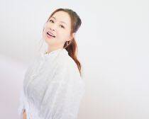 50歳・インリン「メンタルが崩壊しかけた」日本での“孤独な産後”を明かす。今は朝6時起きで市場へ通う3児の母に