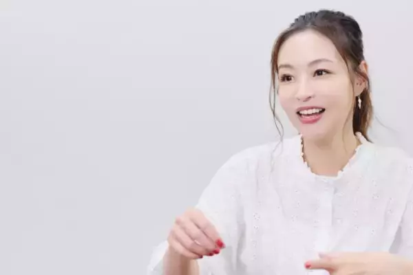 「50歳・インリン「メンタルが崩壊しかけた」日本での“孤独な産後”を明かす。今は朝6時起きで市場へ通う3児の母に」の画像