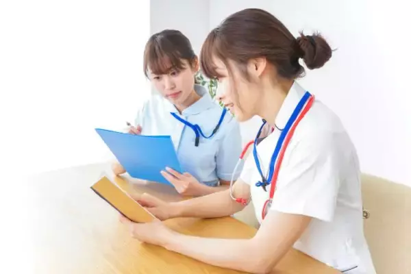 新人看護師の居眠りを注意したら、後日電話してきた“まさかの人物”。裏切られた気分に…／びっくり体験人気記事