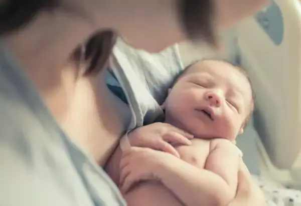 「義父が生後3か月の孫を勝手に抱き、さらに自分の◯◯を…義父の奇行がシンプルに気持ち悪すぎた／2025 人気記事top5」の画像