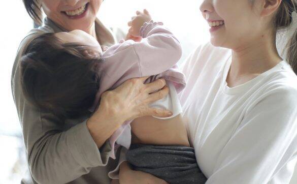 義父が生後3か月の孫を勝手に抱き、さらに自分の◯◯を…義父の奇行がシンプルに気持ち悪すぎた／2025 人気記事top5