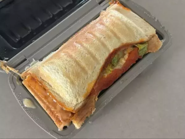 「レンジなのに“外カリッ中トロ”!? 3COINSで即完売した「伝説の名品」が待望の再販。ほったらかしで“極上の朝食”ができる商品が凄すぎた」の画像