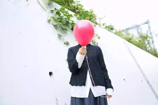 「「タイトルが卑猥」「男性器を笑いものに」ベストセラー覆面作家が語る“批判との向き合い方”と“執筆をつづける理由”」の画像