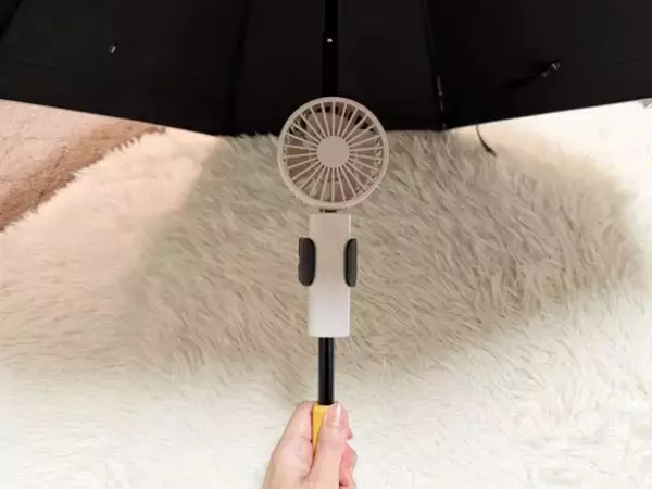 手がふさがってハンディファンが使えない問題を解決！セリアの110円「折りたたみ傘用ホルダー」が想像以上に優秀だった