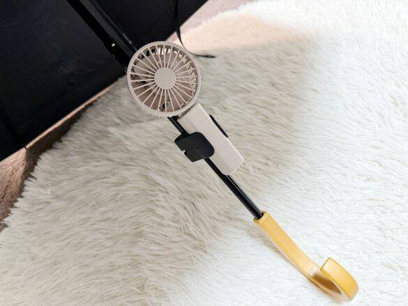 手がふさがってハンディファンが使えない問題を解決！セリアの110円「折りたたみ傘用ホルダー」が想像以上に優秀だった