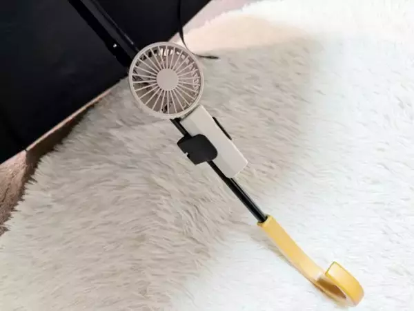 「手がふさがってハンディファンが使えない問題を解決！セリアの110円「折りたたみ傘用ホルダー」が想像以上に優秀だった」の画像