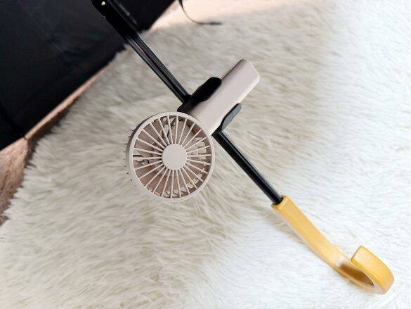 手がふさがってハンディファンが使えない問題を解決！セリアの110円「折りたたみ傘用ホルダー」が想像以上に優秀だった