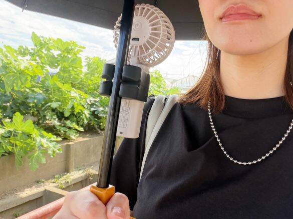 手がふさがってハンディファンが使えない問題を解決！セリアの110円「折りたたみ傘用ホルダー」が想像以上に優秀だった