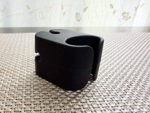 手がふさがってハンディファンが使えない問題を解決！セリアの110円「折りたたみ傘用ホルダー」が想像以上に優秀だった
