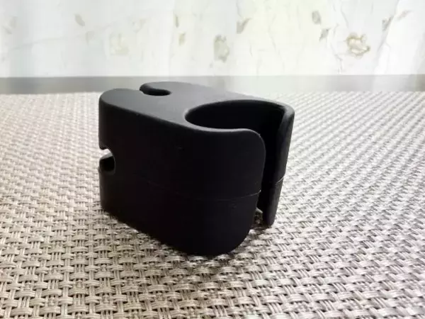 「手がふさがってハンディファンが使えない問題を解決！セリアの110円「折りたたみ傘用ホルダー」が想像以上に優秀だった」の画像