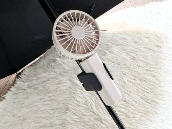 手がふさがってハンディファンが使えない問題を解決！セリアの110円「折りたたみ傘用ホルダー」が想像以上に優秀だった