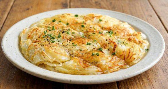 切って混ぜて焼くだけ！ 玉ねぎとじゃがいもの「超簡単ハッシュドポテト」。美味しくて腸活にも◎
