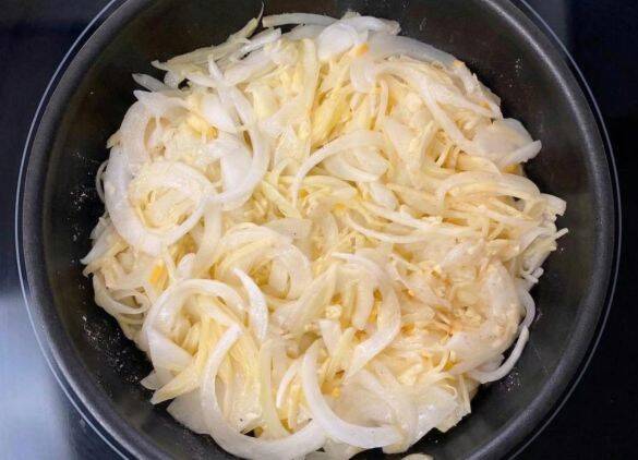 切って混ぜて焼くだけ！ 玉ねぎとじゃがいもの「超簡単ハッシュドポテト」。美味しくて腸活にも◎