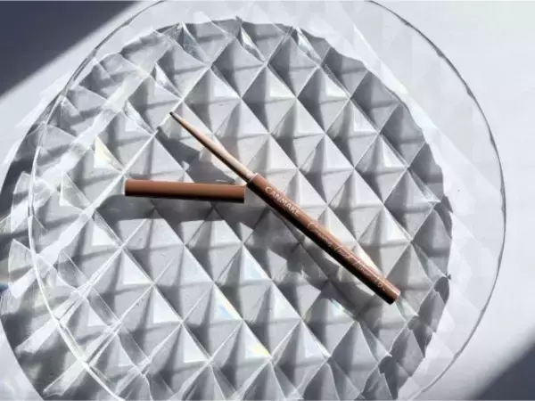 「40代の黒アイラインは老け見え注意！ブラウンは普通すぎ…。715円の新色で目元が変わった」の画像