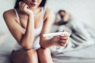 「息子は今頃パパだったかも」義母から“不妊”と責められ続けた34歳女性。検査結果を告げると、耳を疑う告白が