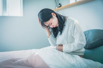 「寝ても疲れが取れない人」が知らない、腸と睡眠の深い関係。食事時間が“毎日バラバラ”は要注意