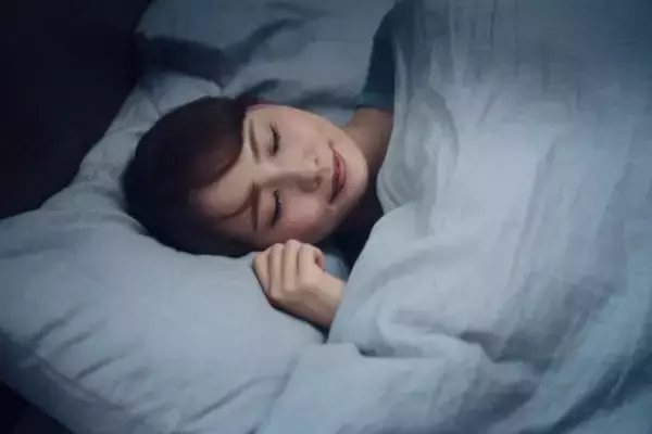 「「寝ても疲れが取れない人」が知らない、腸と睡眠の深い関係。食事時間が“毎日バラバラ”は要注意」の画像