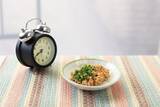 「「寝ても疲れが取れない人」が知らない、腸と睡眠の深い関係。食事時間が“毎日バラバラ”は要注意」の画像3