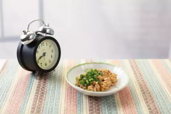 「「寝ても疲れが取れない人」が知らない、腸と睡眠の深い関係。食事時間が“毎日バラバラ”は要注意」の画像