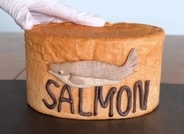 パンで作られた「鮭の缶詰」の中身に衝撃！「おなかから大量の…」作者の正体は？本人を直撃