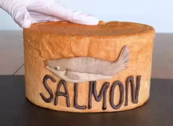 パンで作られた「鮭の缶詰」の中身に衝撃！「おなかから大量の…」作者の正体は？本人を直撃