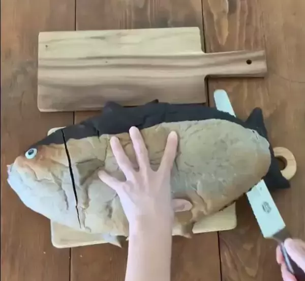 「パンで作られた「鮭の缶詰」の中身に衝撃！「おなかから大量の…」作者の正体は？本人を直撃」の画像