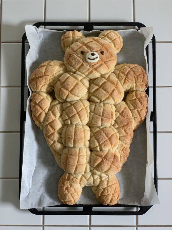 パンで作られた「鮭の缶詰」の中身に衝撃！「おなかから大量の…」作者の正体は？本人を直撃